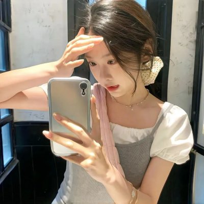 伊莱克特勒滑翔在蓝天